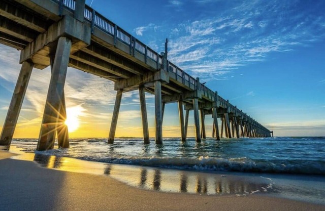 Retreat at the Oasis, next to shopping centers near the beach and downtown !