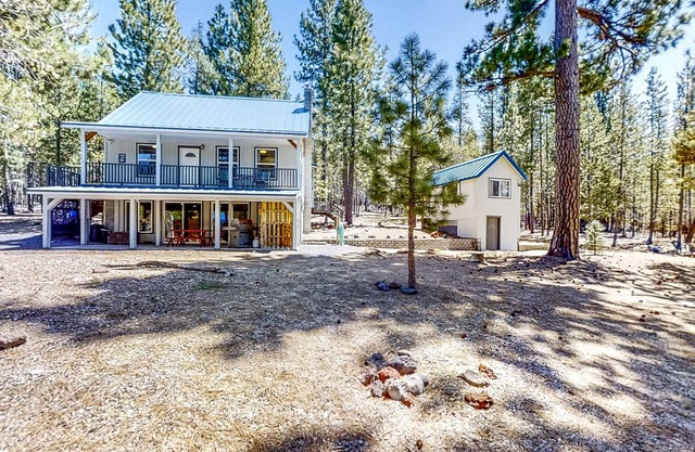Retreat w/firepit, enclosed yard, kitchen, & W/D
