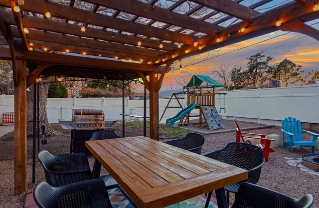 Retreat w/HotTub, Steam Room, BBQ, Arcade, Nintendo Switch, WorkSpace & W/Dn