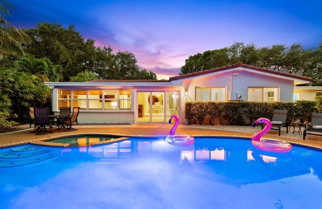 Retro 1950s Florida Home ~ Solar Heated Pool ~ Spa ~ Tiki Hut ~ Huge Backyard ~ Hammock ~ Two Bikes