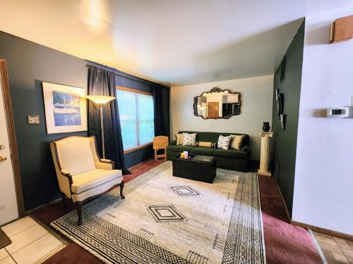 Retro 2 BR Home 6 mins to United Center with Parking