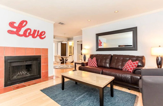 Retro Chic Suite w/Queen bed