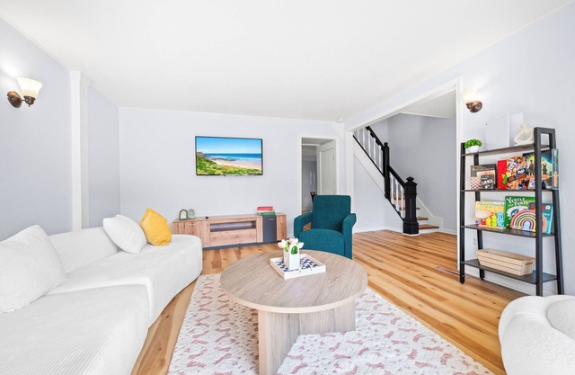 Retro Quirky 4BR Gem near Mpls Downtown, UMN, US Bank & Huntington Stadiums