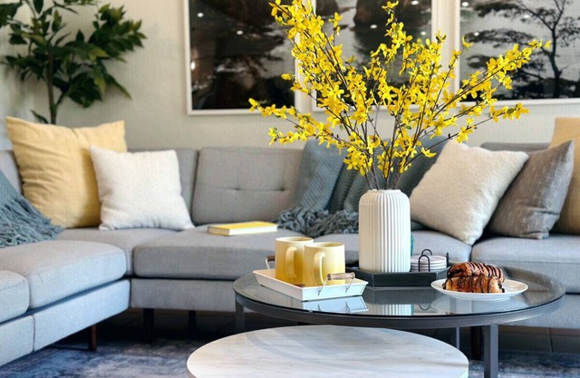 Reunion Game House: Stylish Stay, Steps to Autzen