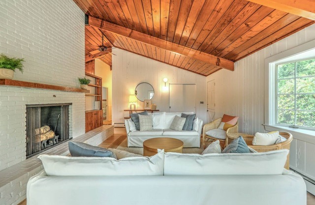 Rhody Beach Bungalow - Downtown Wakefield! 7 minutes to Narragansett Beach!