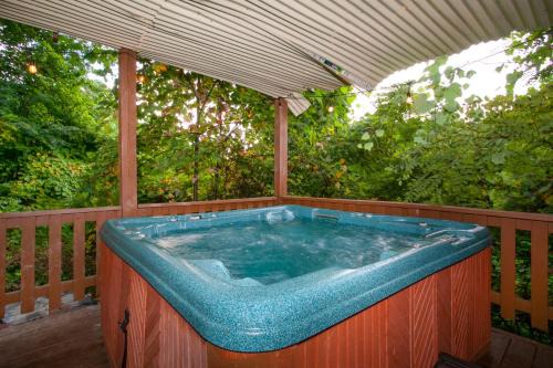 RidgeView - Games, Hot Tub Fireplace & Pool!