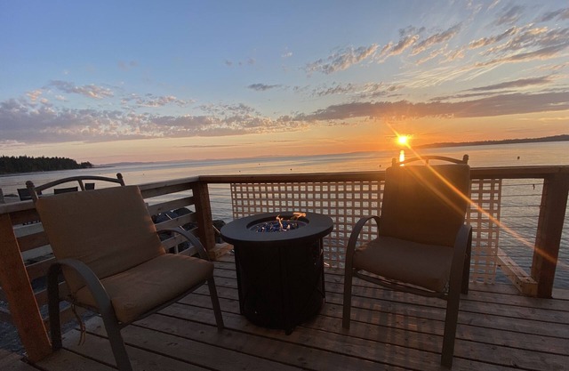 Right on the beach! Gorgeous views, kayaks, full kitchen, miles of tideflats!