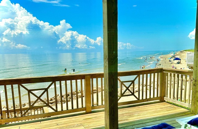 Right On the Beach! Oceanfront, 2 Master Bedrooms, Minutes from Galveston