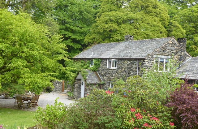RIVERSIDE COTTAGE STUNNING LOCATION WITH HOT TUB