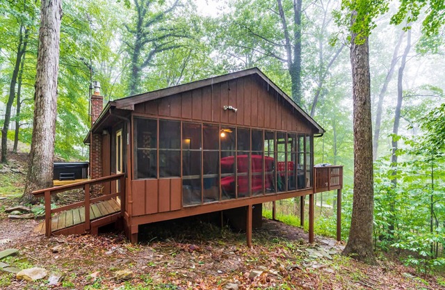 River Cabin w/Hot Tub, Screened Porch & Fire Pit
