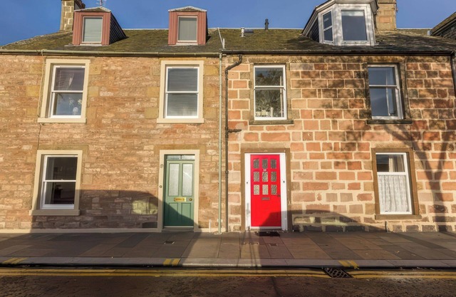 RIVER COTTAGE, family friendly, with open fire in Inverness