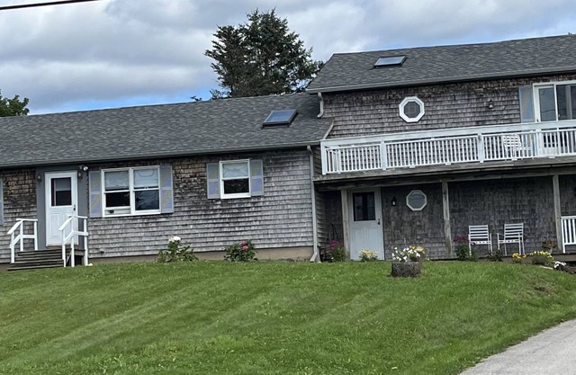 RIVER HOUSE. Cozy Maine home. River view. Minutes from ocean, lighthouses.