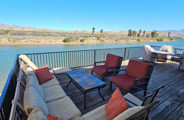 RIVER HOUSE - WATERFRONT RETREAT W/RELAXING DECKS - ONLY 8 MINS FROM LAUGHLIN