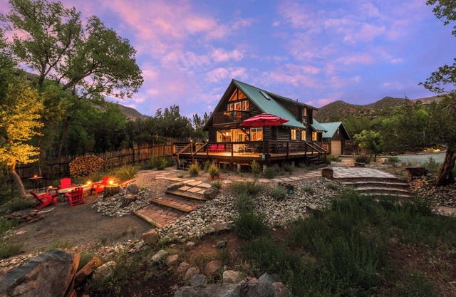 River Mountain Oasis: Hot Springs & Hiking Nearby