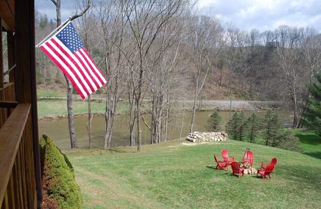 River Rock Ridge-Upscale Cabin,Riverfront firepits,covered porch,WIFI,small dogs