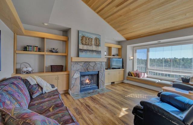 River Runs Through, Overlooks Deschutes River, Dog Friendly, Hot Tub