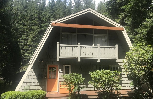 River's Edge Chalet! Watch Eagles, Ski, Kayak, Hike, Shop!