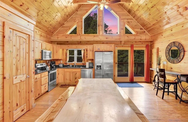 Riverfront | 6BR | HotTub | Games | Pool Table