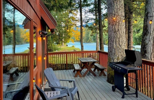 Riverfront Cabin, Covered Hot Tub, King Beds, Dual Shower, Pets - Fox Haven