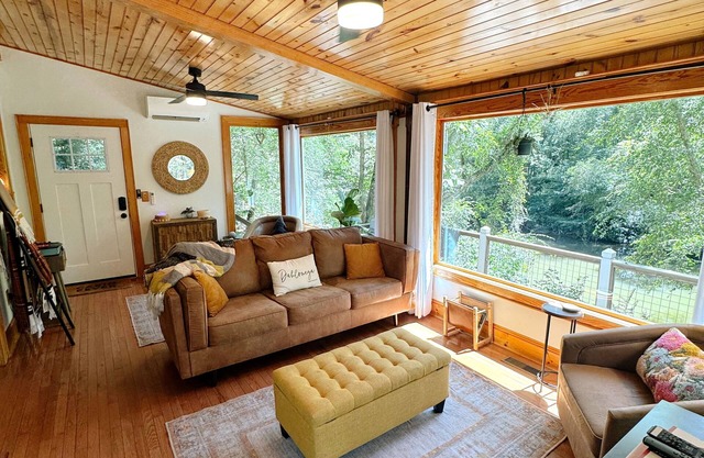 Riverfront cabin with hot tub, kayaks, private waterfall access near vineyards