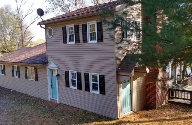 Riverfront Getaway *Screened-in porch and deck!*