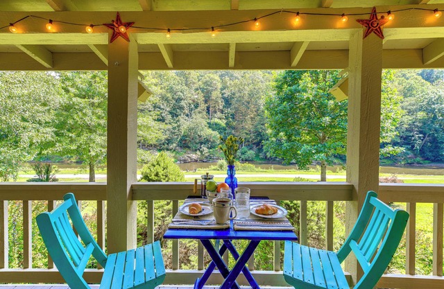 Riverfront Home w/Fire Pit + Deck in Lansing