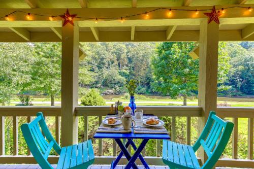 Riverfront Home with Fire Pit and Deck in Lansing
