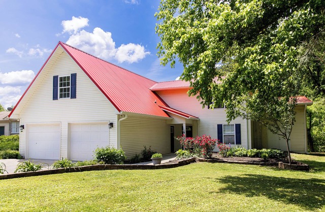 Riverfront Retreat! 2 bdrm/2 bath with direct river access - Newly remodeled!