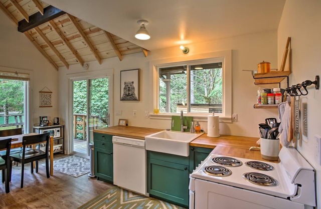 Riverfront 'South Fork Cabin' close to Stevens Pass, dog friendly!