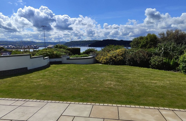 Riverside Retreat - One Bedroom Cottage, Sleeps 2