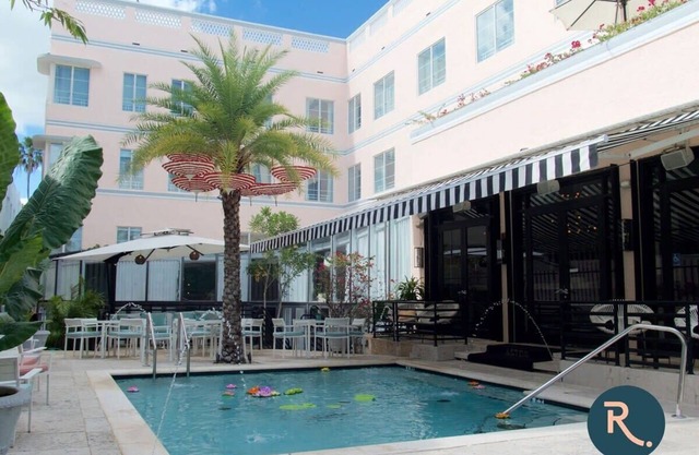 Roami at Hotel Astor | Pool | Deluxe Suite