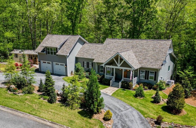 Robin's Nest-4 Bed/3.5 Bath/Game Room/Creek!