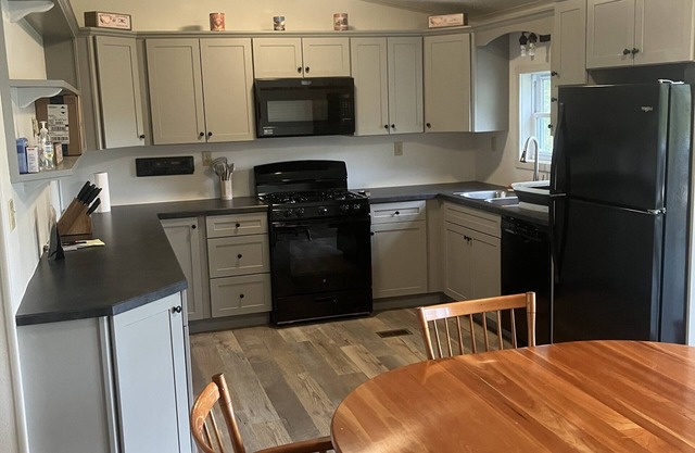 Robin's Nest: Newly renovated home located on 60 acres of fields & forest.