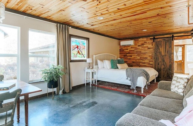 Rockwell Ridge The Dogwood Suite