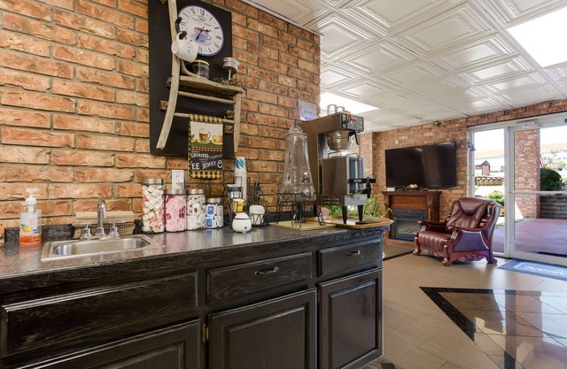 Rodeway Inn Branson, Brick House