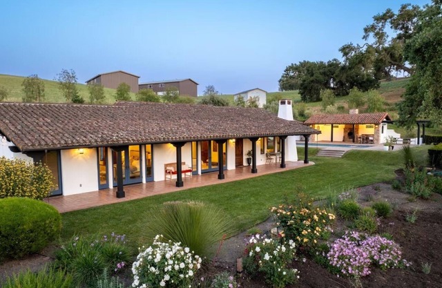 Rolling Ranch, Luxury Vineyard Retreat with Pool & Spa on 10 Acres