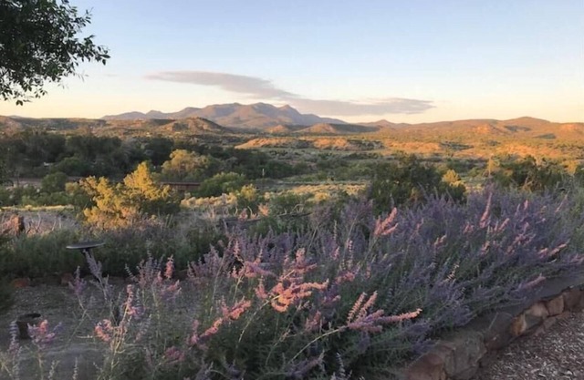 Romantic Adobe Casita, Hot tub, Kitchen, Woodstove, astounding views, historic.