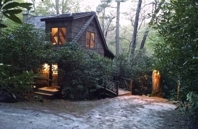 Romantic, bark covered cottage-close to town, book a summer stay now!🌲🍷🌲