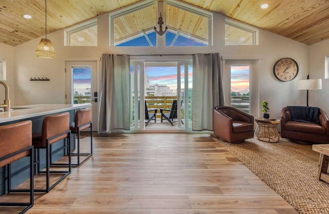 Romantic Couples Beach Getaway-2 Bedroom Cottage-Short Walk To Beach