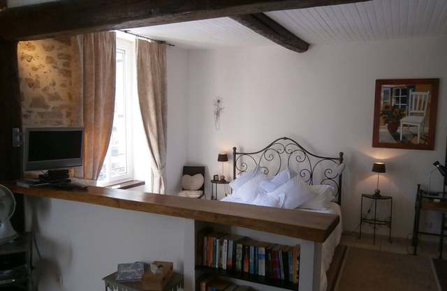 Romantic get away on the square in Saint-Chinian with fantastic walking and wine