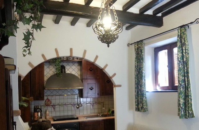 Romantic Hideaway. Medieval Hilltop Village-Tuscan Island, Beaches only 10mins.