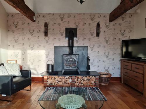 Romantic rural cottage, log burner, Smart TV early check in ,large gardens