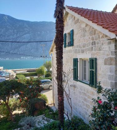 Romantic stone house by the sea *
