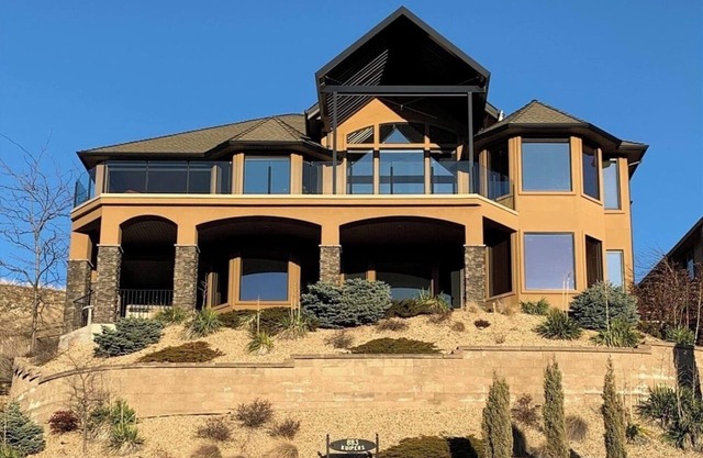 Romantic Sunset lake view house - uppermission