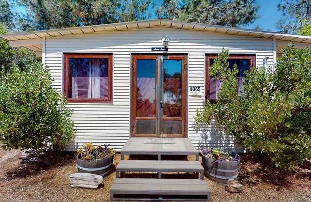 Romantic Zen Mountain Retreat with expansive views & pool access - near downtown