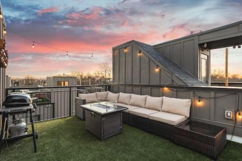 Rooftop Deck Patio and Garage Walk to Restaurants Coffee Brewery