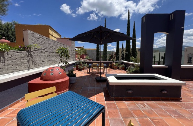 Rooftop Jacuzzi! Country-style 4 Bedroom Cottage