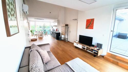 Rooftop Terrace, free garage parking and Pool!