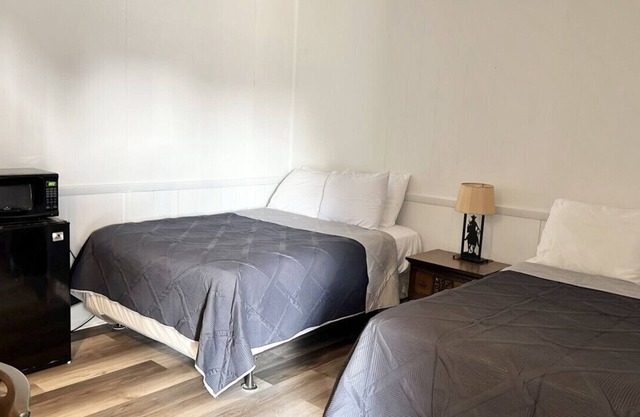 Room 27 - Double Queen - Sleeps 4 - Harper Motel