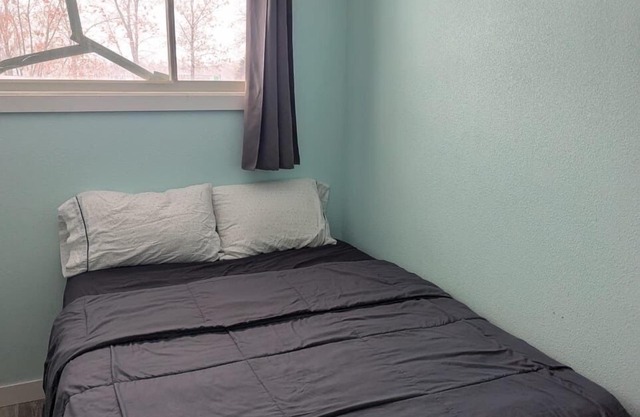 Room for rent in my single house